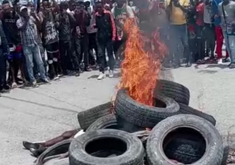 VIDEO | Atropellan a bandidos fallecidos e incendian con neumáticos en Haití