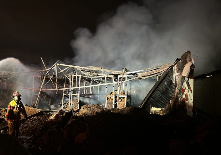 GALERÍA | Tabacalera A. Fuente: pese a las pérdidas materiales "nadie resultó herido" tras incendio