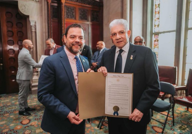 Senado de Nueva York reconoce a Eduardo Estrella