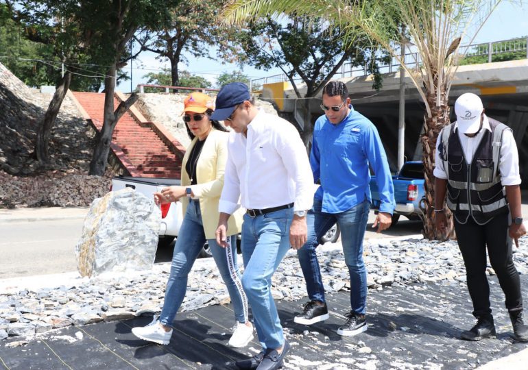 Alcalde Abel Martínez supervisa trabajos rescate y embellecimiento entrada al barrio Pueblo Nuevo