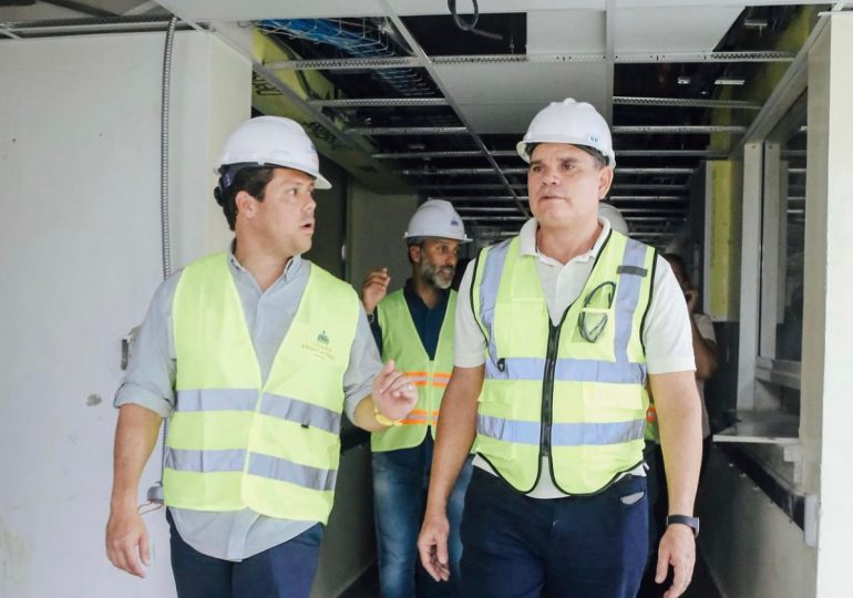Ministro Carlos Bonilla muestra avances de construcción de hospital en Esperanza, Valverde