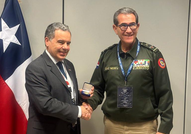 En España Ministro de Defensa se reúne con representantes de empresas aeronáuticas militares