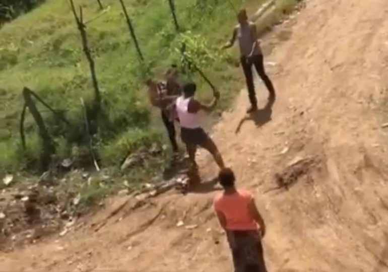 VIDEO | Mujer propina machetazos a adolescente con niño en brazos; ambos sufren lesiones