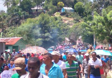 VIDEO | Comunitarios de Monte Plata marchan contra desalojo forzoso que realiza Medio Ambiente