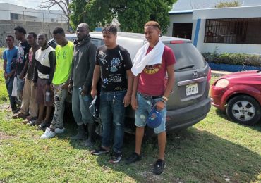 VIDEO | Migración apresa a dos dominicanos contrabandeando nacionales haitianos
