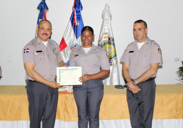 IPES otorga certificados a 26 policías entrenados en el curso básico de capacitación especial  