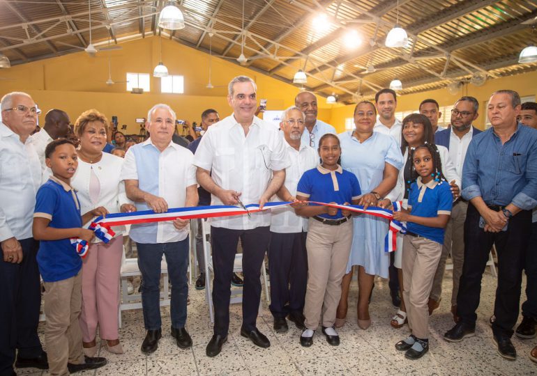 Abinader inaugura escuela en Los Guaricanos que beneficiará a 800 estudiantes del nivel básico