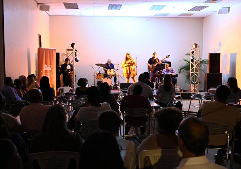 <strong>Nelly Bless cantó a las madres en el Centro León</strong>