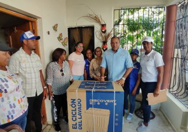 Salvador Holguín continúa entregando regalos a las madres de Dajabón durante todo mayo