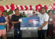 Geraldo Izquierdo entrega cientos de regalos a las madres de Angelina en su día