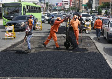 Programa Bacheo 24/7 del MOPC continúa labores de mantenimiento a calles del DN