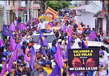 Miles marchan junto Abel Martínez contra del alto costo de la vida en Santiago