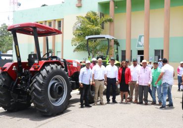 Gobierno entrega tres tractores nuevos para trabajos agrícolas en Dajabón