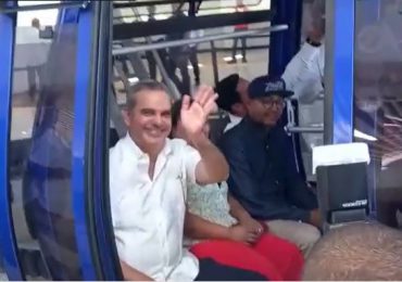 VIDEO | Abinader recorre línea 2 del Teleférico "estoy muy feliz de montar aquí"