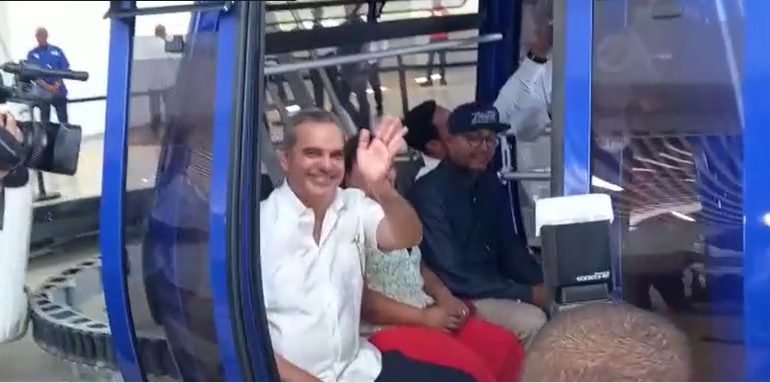 VIDEO | Abinader recorre línea 2 del Teleférico "estoy muy feliz de montar aquí"