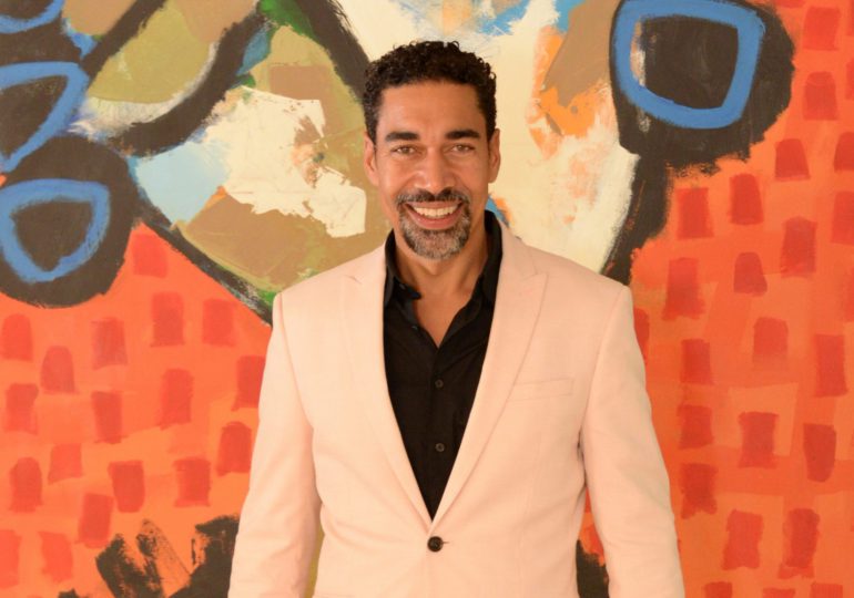 Artista Oscar Abreu rompe récord de venta en República Dominicana