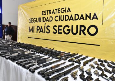 Ministro de Interior recibe del Ministerio Público 719 armas decomisadas en la provincia Duarte