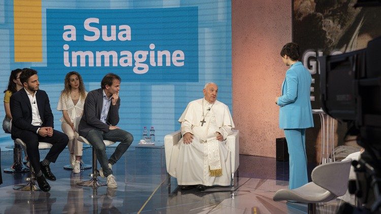 Papa Francisco visita canal de televisión RAI para grabar entrevista