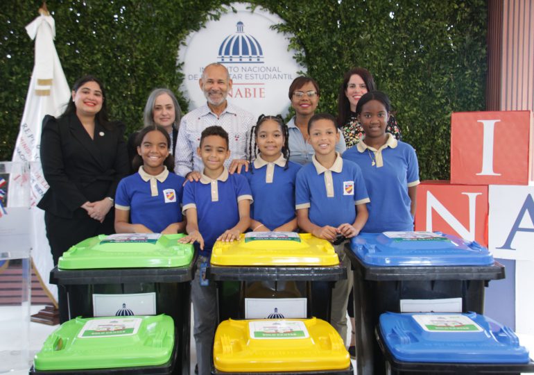 INABIE entrega 4,000 recipientes en escuelas para reclasificación de cajitas de leche y otros desechos sólidos