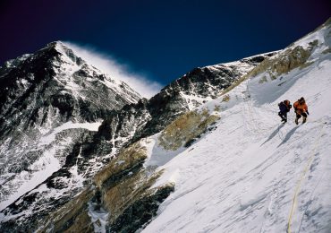 Montañista india y guía nepalí mueren en el Everest