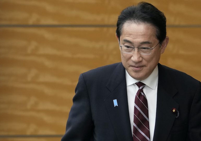 Primer ministro japonés destituye a su hijo como secretario por fiesta en residencia oficial