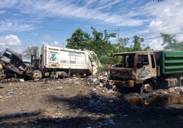 Vándalos Incendian dos camiones compactadores del Ayuntamiento de Boca Chica