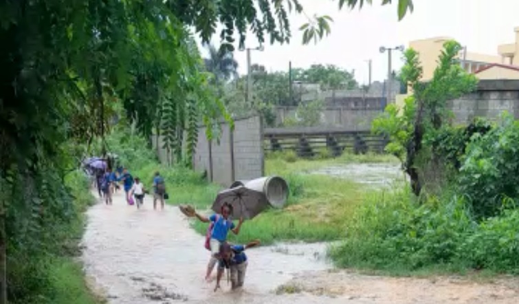 VIDEO | Estudiante pide a gritos arreglen escuela y carretera; viven un calvario cada vez que llueve