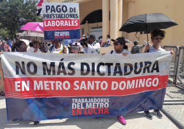 VIDEO | Desvinculados del Metro protestan frente al Palacio Nacional exigiendo pagos de prestaciones