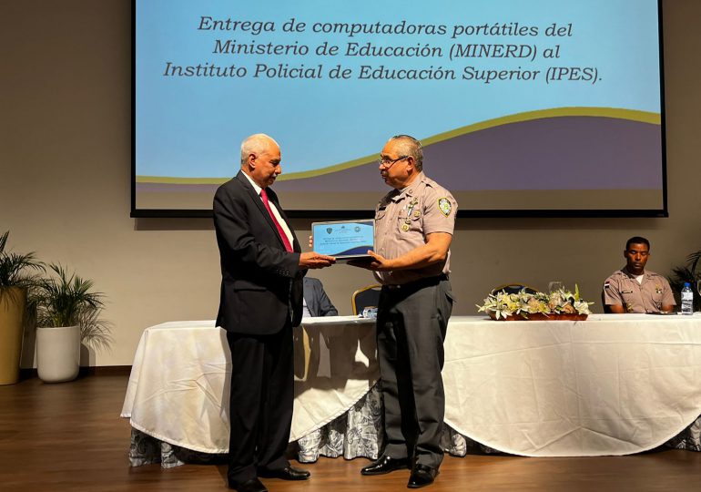 VIDEO | Policía Nacional recibe 400 laptops proporcionadas por el MINERD para equipar escuelas de formación y capacitación