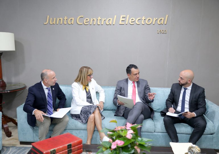 FOTOS | Presidente JCE se reúne con comisión OEA; colaborará en procesos electorales