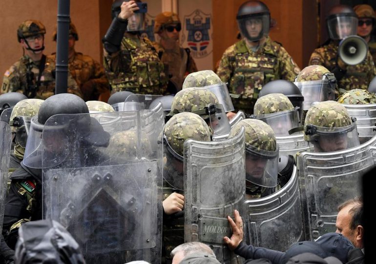 Presión internacional aumenta contra gobierno de Kosovo, donde las protestas de serbios siguen