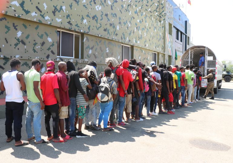 Piden sancionar a dueños de viviendas que alquilen a extranjeros haitianos en Dajabón