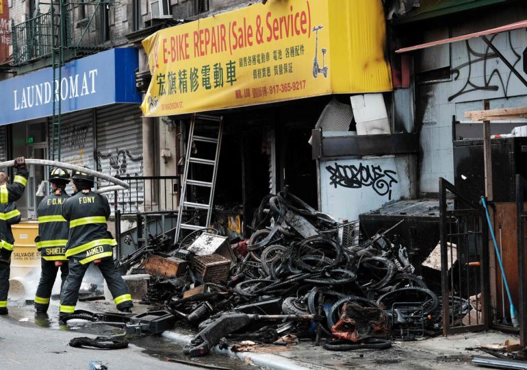 Cuatro muertos en incendio en tienda de reparación de bicicletas eléctricas en Nueva York