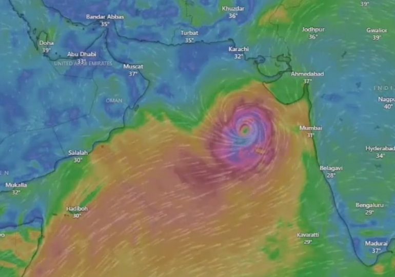 Evacuación masiva antes de la llegada de un ciclón en Pakistán