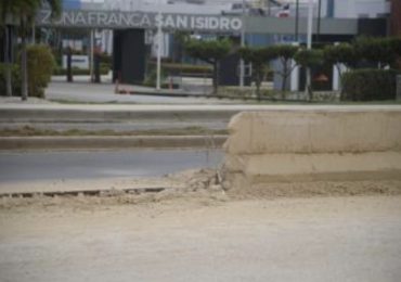 Obras Públicas inicia destrucción del muro en la autopista de San Isidro
