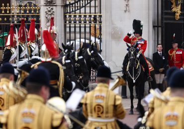 Carlos III pasa revista a caballo en su primer desfile de aniversario
