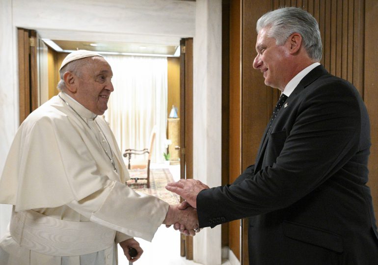 Video| El presidente de Cuba se reúne con el papa Francisco durante su gira europea