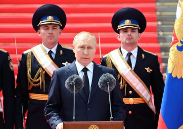 Putin da las gracias a soldados que impidieron una "guerra civil" en Rusia