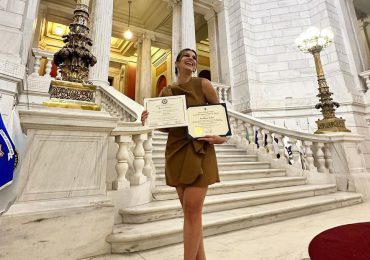 Pamela Sued recibe dos reconocimientos en la Casa del Estado de Rhode Island