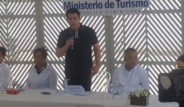 VIDEO | David Collado entrega 50 millones de pesos en equipos para limpiar sargazo en playa Boca Chica y Guayacanes