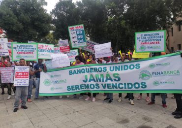 VIDEO | Fenabanca protesta frente al Palacio Nacional contra las bancas ilegales