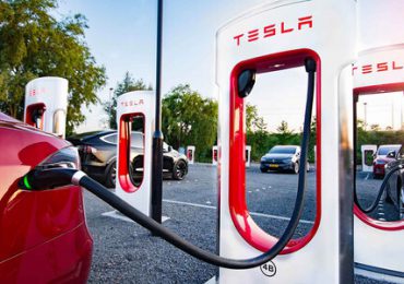 Los rivales de Tesla buscan sus cargadores de autos eléctricos
