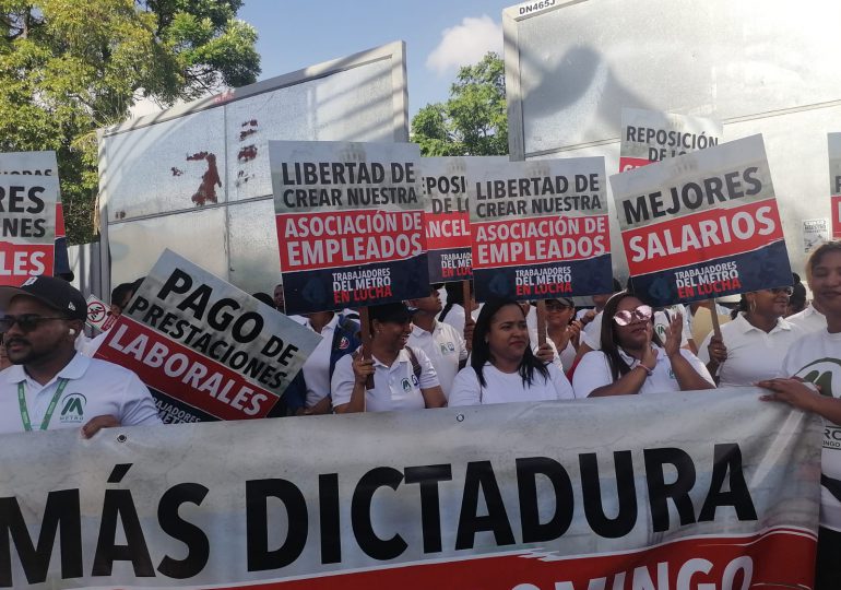 VIDEO | Empleados del Metro marchan al Palacio Nacional en rechazo de cancelaciones sin prestaciones laborales