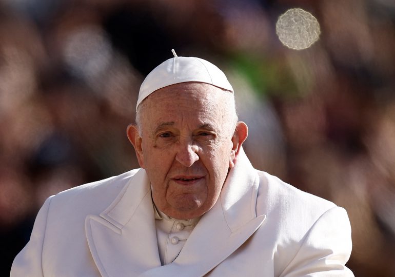 Operan al papa Francisco de una hernia abdominal sin “complicaciones”