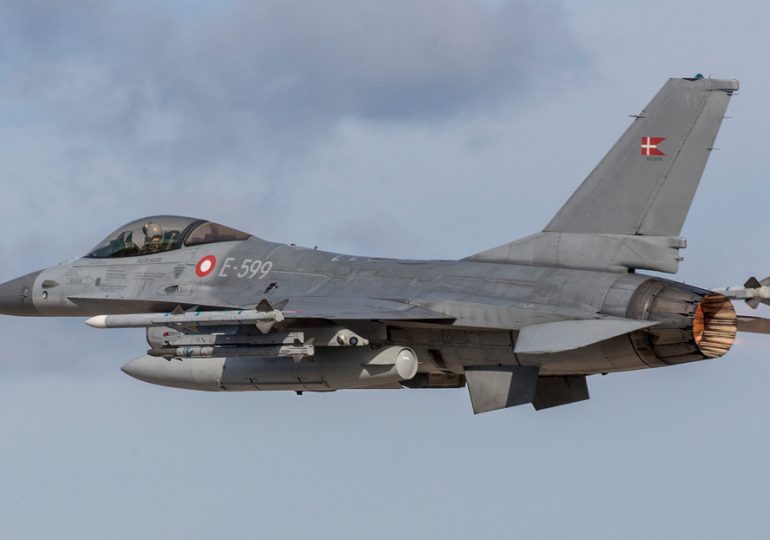 Bloomberg: La OTAN planea enviar a Ucrania F-16 antiguos
