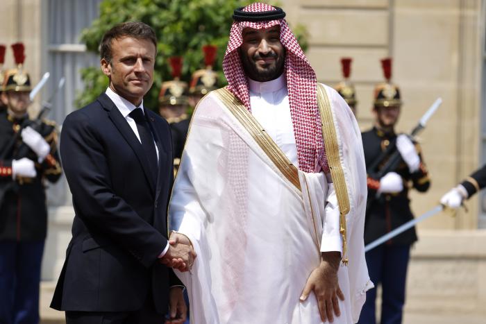 Macron y príncipe saudita piden "poner fin" a crisis política en Líbano