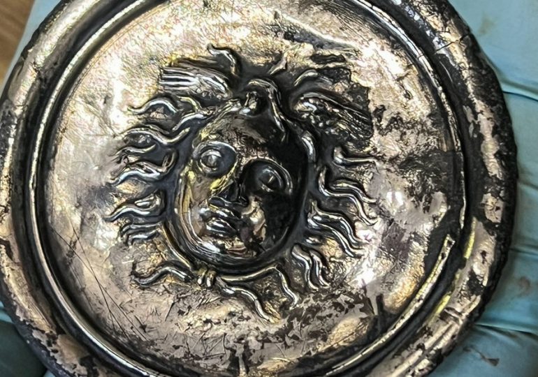 Encuentran objeto de plata con la cabeza de Medusa