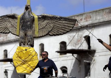 Presidente de Uruguay desiste de convertir águila de acorazado nazi en paloma de la paz