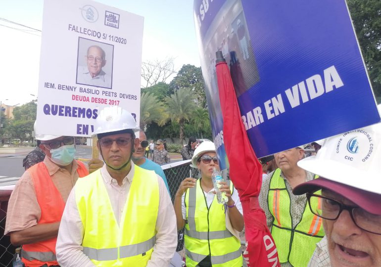 Ingenieros contratistas protestan frente al Palacio Nacional exigiendo pagos atrasados de 250 millones