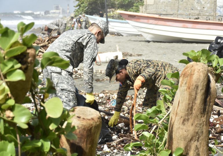 Médicos militares del MIDE realizan jornada de recolección desechos sólidos en playa Manresa